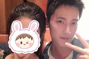 网友晒与杨洋合影 杨洋五官精致对镜比耶好帅