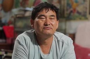 大衣哥县城商演五万一首歌 穿西装精神十足