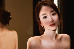 李小冉穿黄色抹胸开叉长裙 大秀白皙香肩