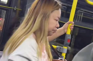 38岁凤姐现身美国坐公交  身材臃肿发福