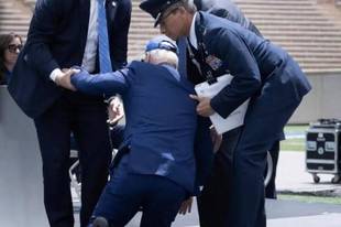 拜登摔了一个大跟头