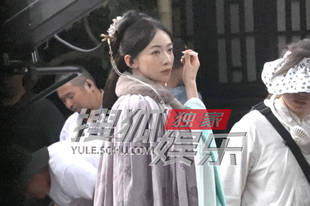 吴谨言冷淡脸拍戏 翘二郎腿系鞋带动作豪迈