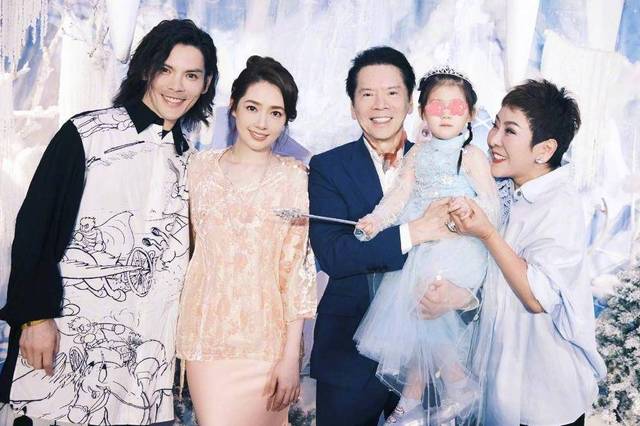 向佐郭碧婷为3岁女儿庆生 晒全家福幸福温馨