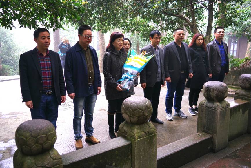 和夫人徐乃锦生有一女蒋友梅,次子蒋孝严和夫人蒋黄美伦生两女蒋惠兰