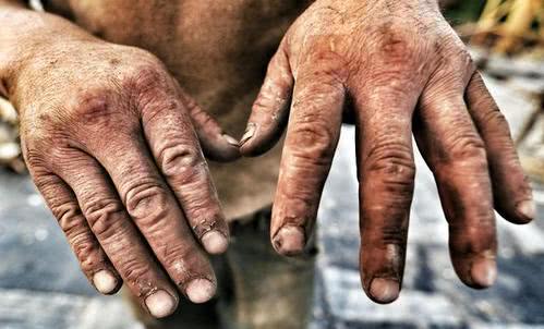 实拍农民工宿舍,夜晚竟然看到了不敢相信的一幕