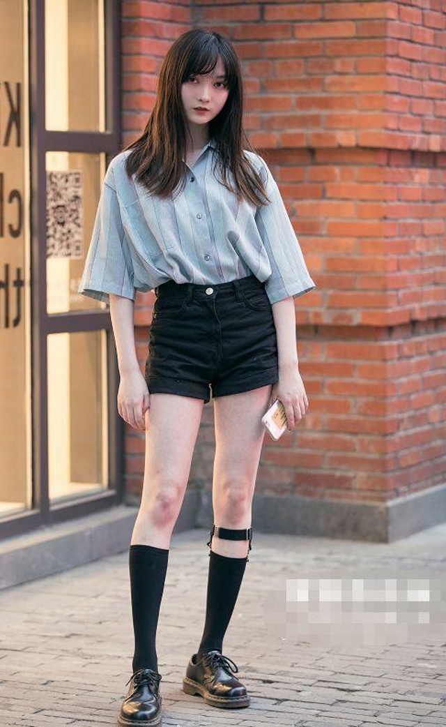 路人街拍,姐妹花手挽手一起逛街,极具迷人魅力