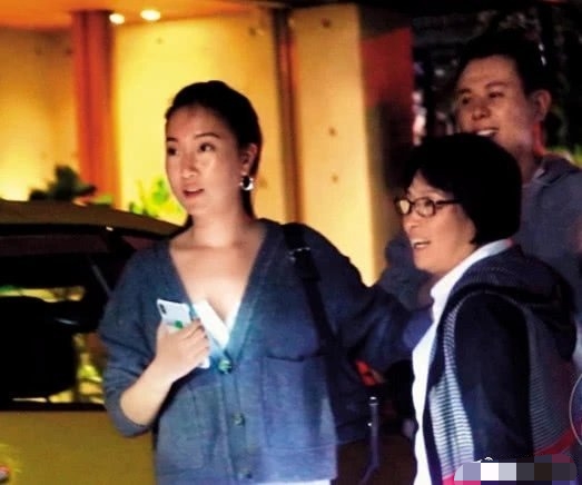 其实在去年三月份,就有台媒拍到malinda与杨祐宁妈妈一起在日料店吃饭