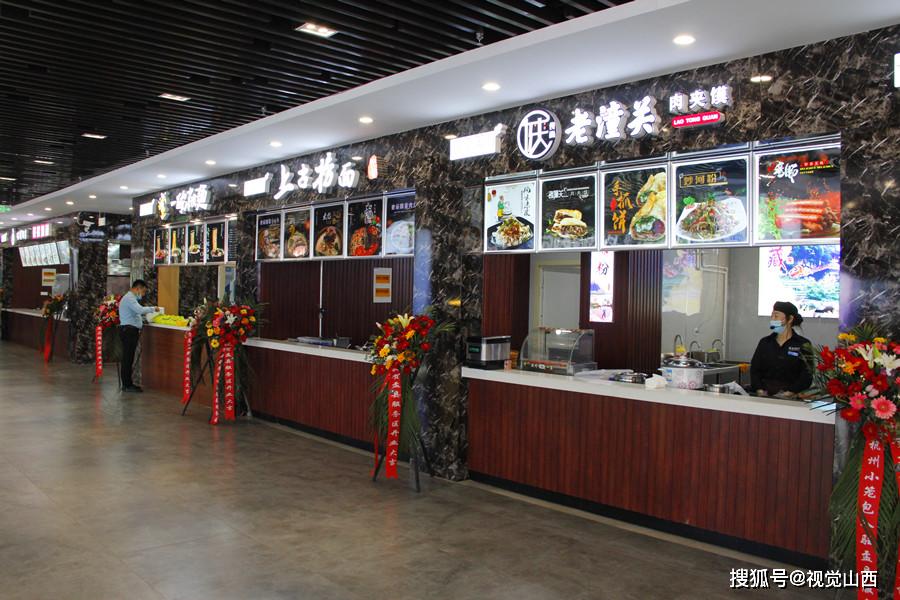 采用"明厨亮灶"的方式,让用餐者对食材的制作一目了然;大厅内.