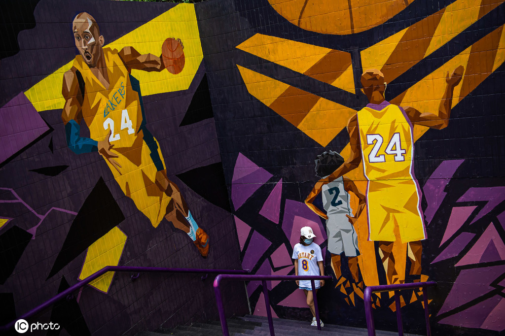 组图广州现科比涂鸦墙球迷前来留影悼念