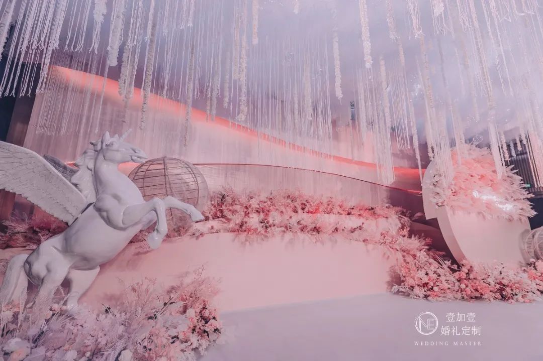 主舞台的背景设计 追求简约柔和的线条感与层次感 大面积粉色打底 在