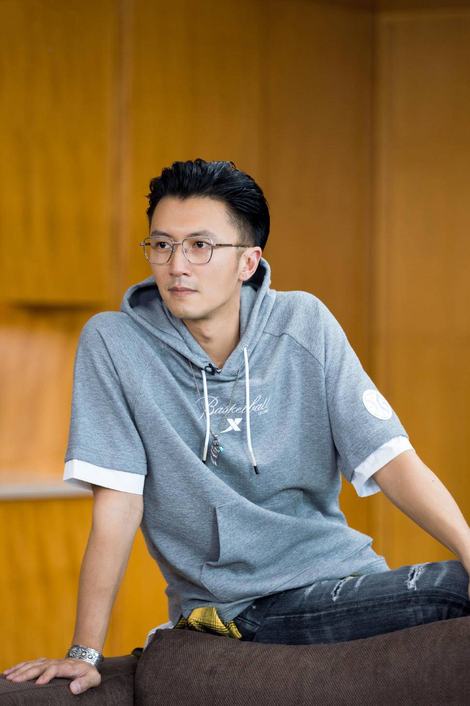 将短发全部后梳成大背头发型的谢霆锋,露出额头更显利落和自信,说真的