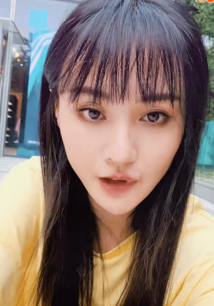 郑爽上传丑照黑眼圈严重,憔悴不堪,穿拖鞋坐台阶自拍被偶遇