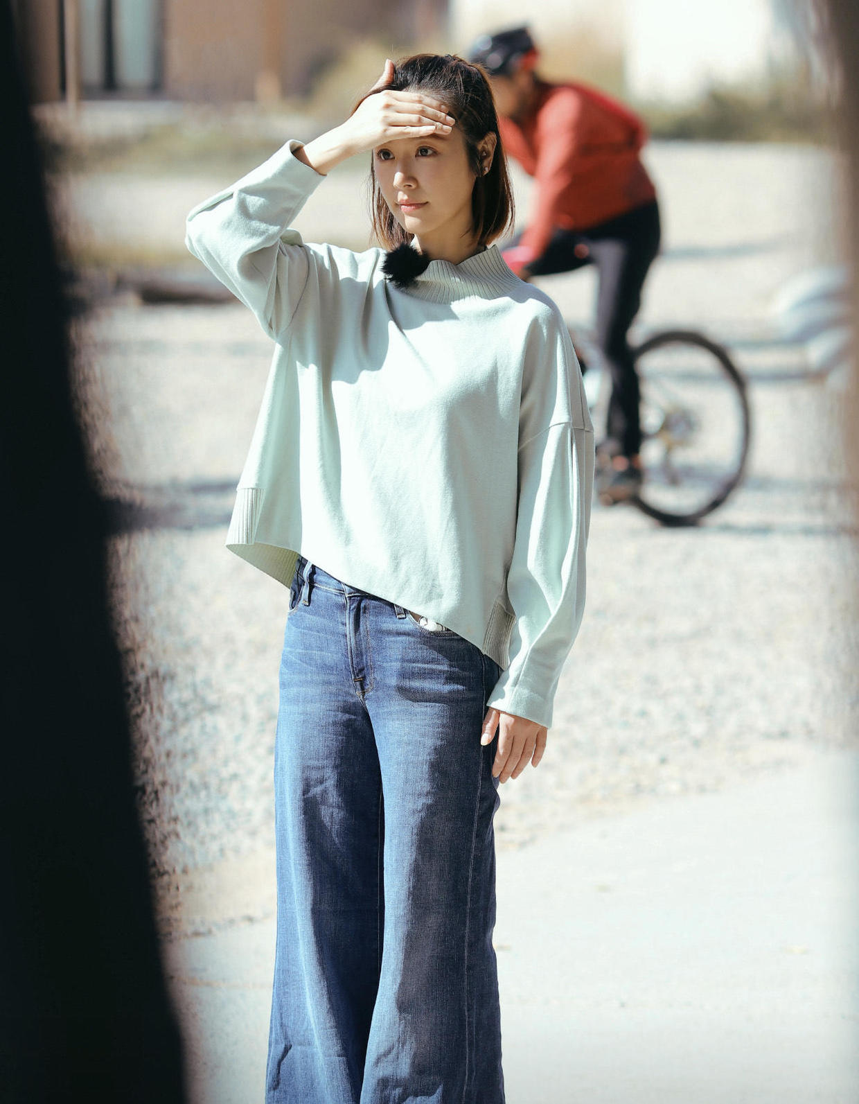 原创林心如拥有好身材任性,衬衫配牛仔裤减龄时髦,看着不像44岁辣妈