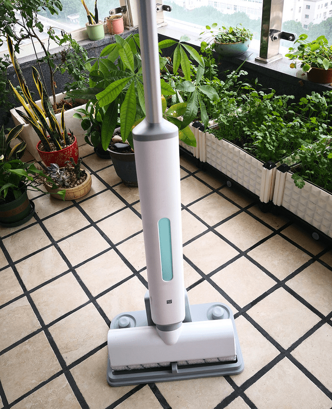 说是小米旗下电商小米有品里的产品,叫洒哇地咔微湿电动拖把