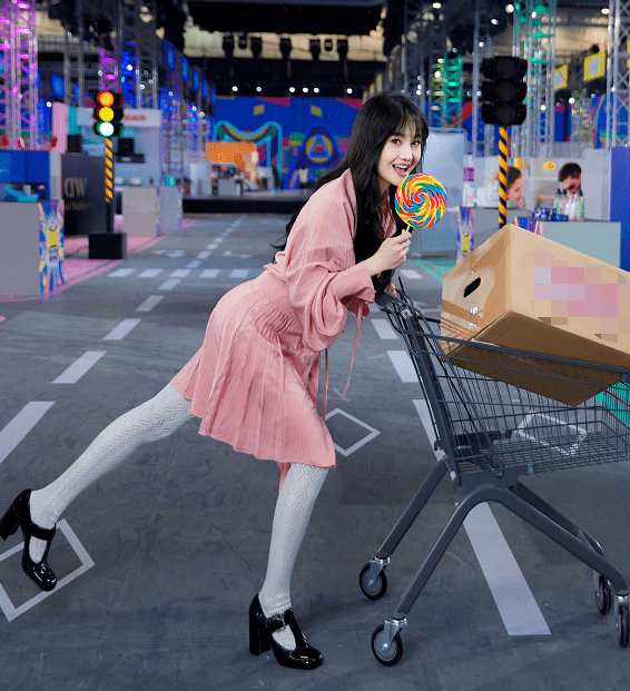 郑爽粉红连衣裙配黑色凉鞋,看到她的袜子:这审美认真的吗?