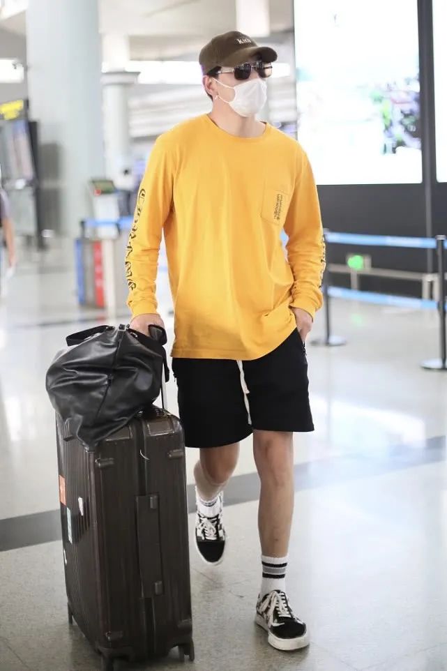 身高188的张亮时髦造型,黄黑撞色搭配,满满的潮流范_手机搜狐网