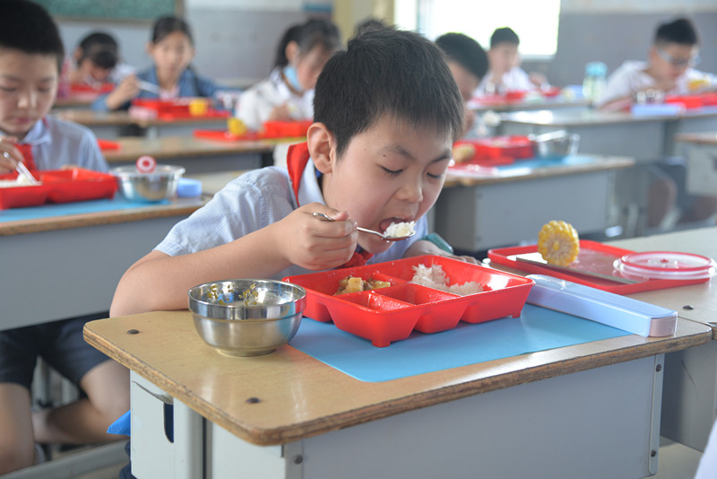 小学生食堂吃饭图片