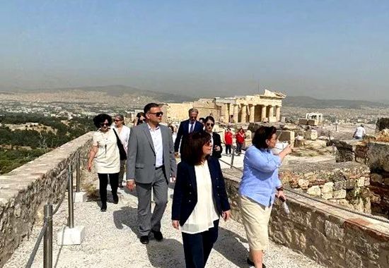 原创希腊考古遗址重迎游客 总统,部长登雅典卫城打气