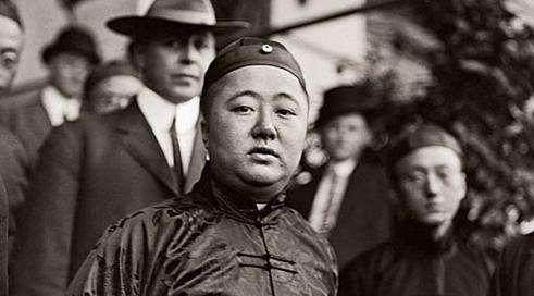 最后一位和硕郑亲王,穷到变卖祖坟砖瓦,状告电影公司,获赔13亿