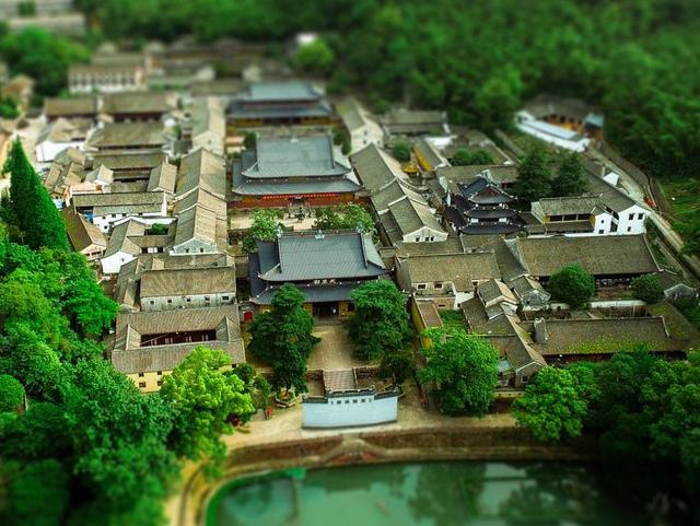 浙江省有眾多知名的寺廟,靈隱寺,城隍廟,大佛寺,媽祖廟等都在全國有