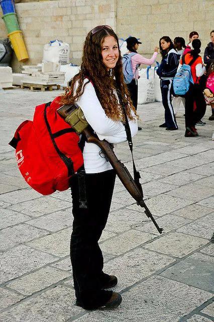 比基尼美女随身带枪,是以色列特色景观