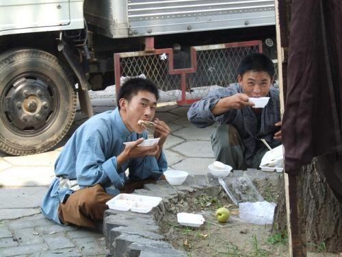 原创横店拍戏的饭盒分三六九等群众演员跑龙套的盒饭太现实