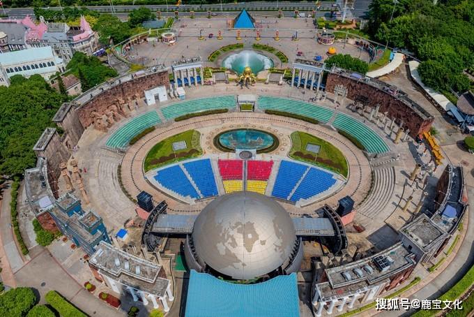 不同文化的城门和镶嵌其中的全景式环球舞台来体现"世界"这一关键词