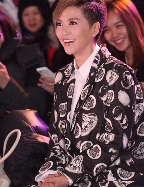 曾经的驻唱歌手如今的亿万富翁高调做事低调做人值得我敬佩