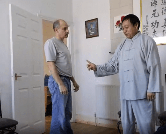 马保国当年英国教拳画面:1根手指击败2名壮汉,老外全被镇住了