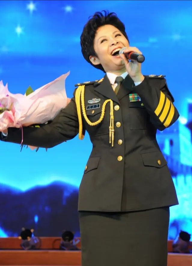 董文华好久没露面了,近照稍有点发福,穿的普通却满身的慈祥感!