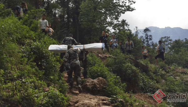 崎岖的山路遇到运送物资的武警官兵 供图途中,救灾官兵们遇到因避难向
