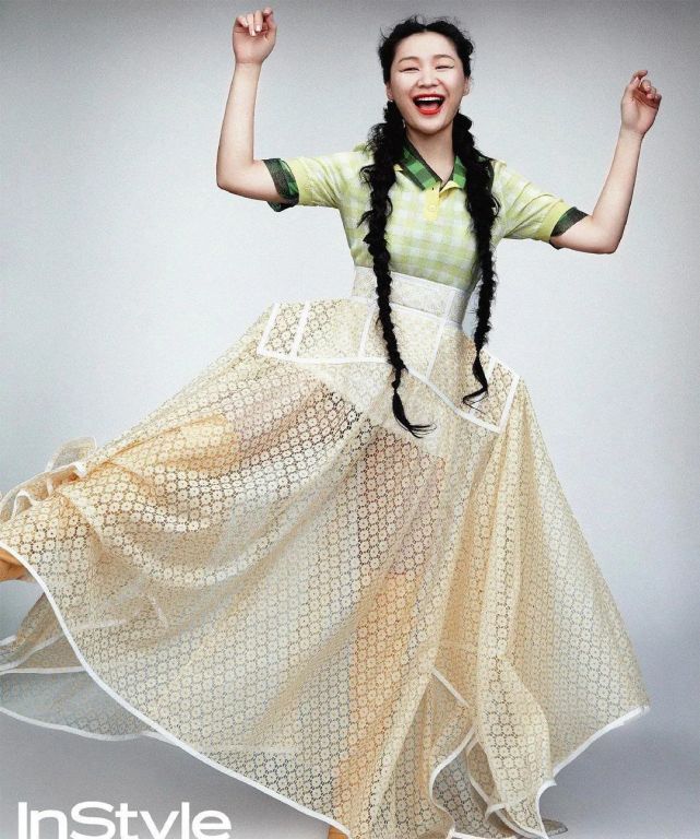 原创"人间唢呐"金婧拍摄大片,麻花辫儿配西装,魔鬼笑容是亮点