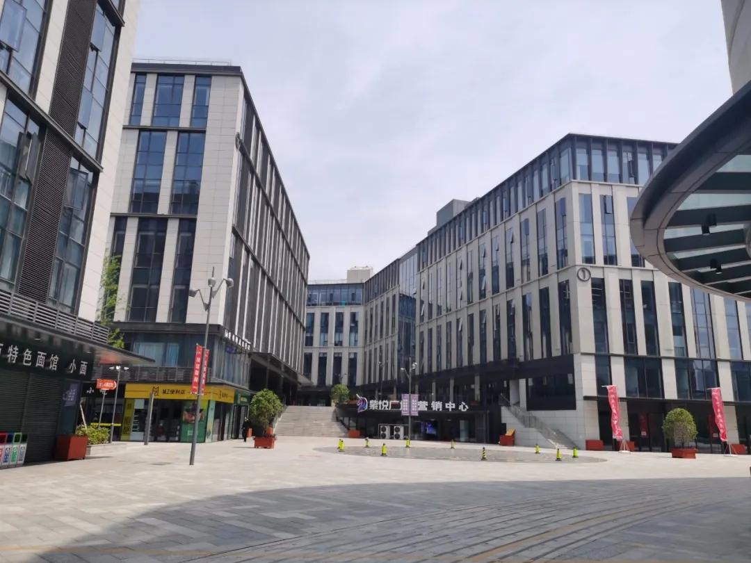 商场一侧就是紫悦广场的办公和公寓楼,目前 底商已经陆陆续续在运营了