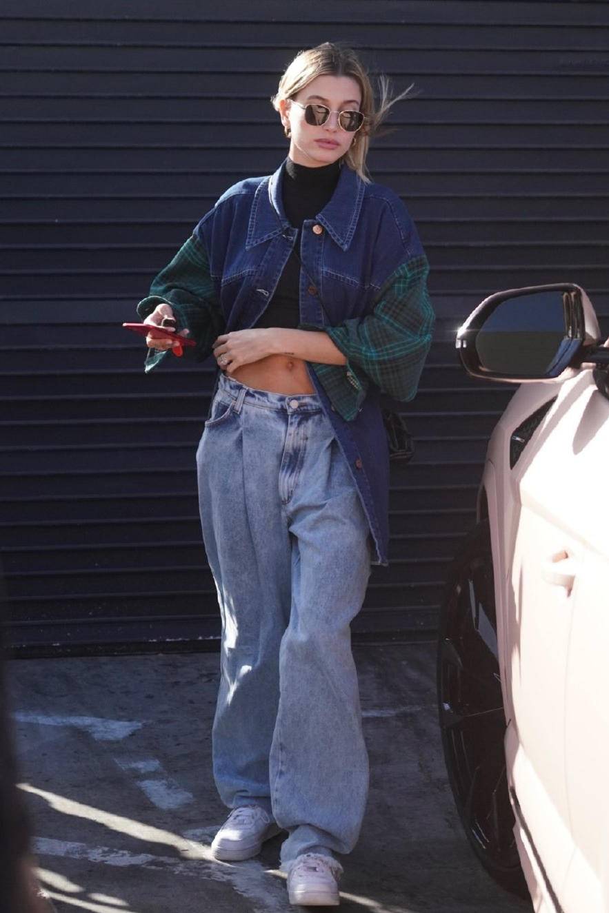 原创终于等来海莉街拍!廓形卫衣配短裤简约时髦,细长模特腿让人艳羡