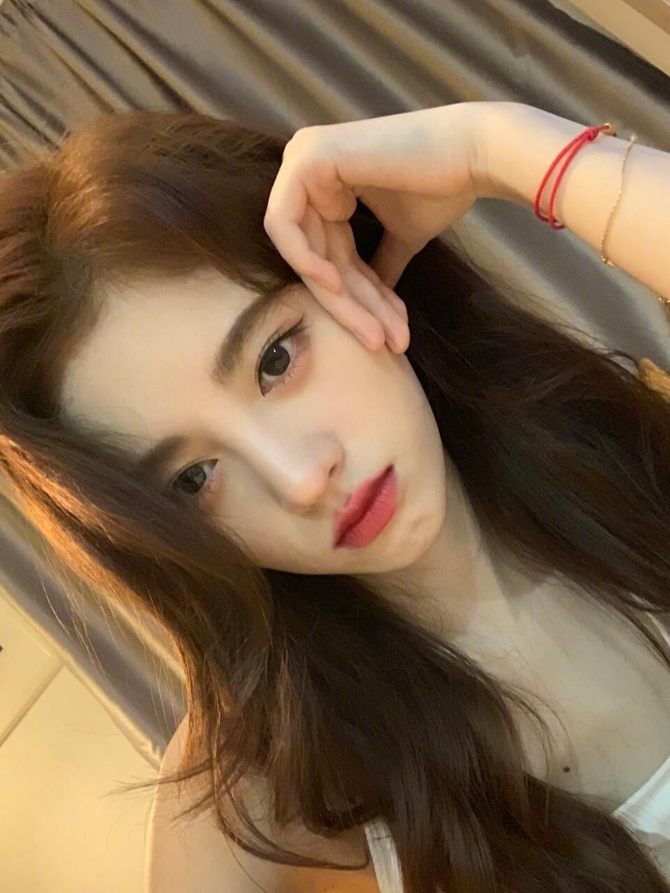 原创鞠婧祎晒自拍照,穿"老汉背心"引热议,被指穿衣风格让人不省心