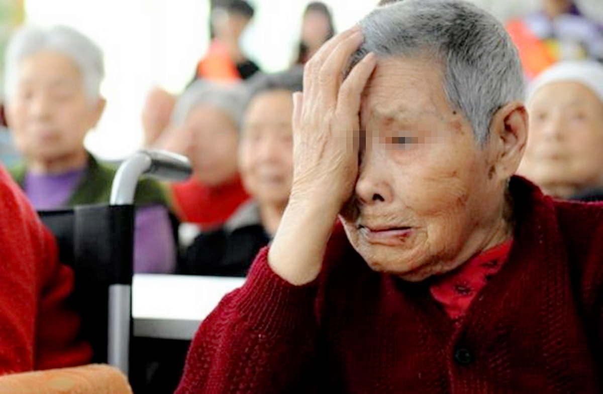 6旬老人刚退休被送养老院失声痛哭生儿生女真的不同