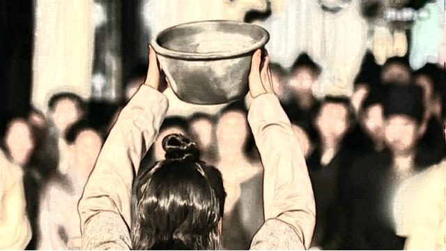 摔瓦盆也被称为"摔老盆",因为在一些地方,人们认为人去世之后说"死了"