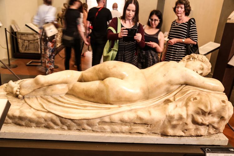 (2)《美第奇的维纳斯》《美第奇的维纳斯》是公元前1世纪的一座希腊