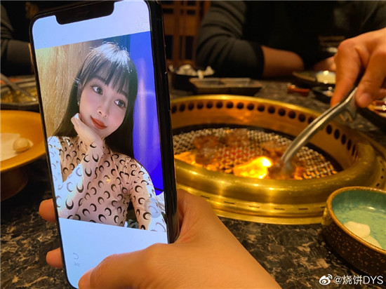 烧饼生日合影老婆抢镜岳云鹏眼睛成亮点孙越回复太魔性