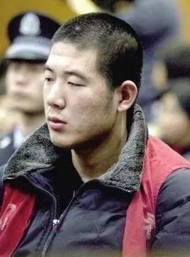 崔英杰在军队中接受过良好的格斗训练,他本能地随手朝李志强一挥