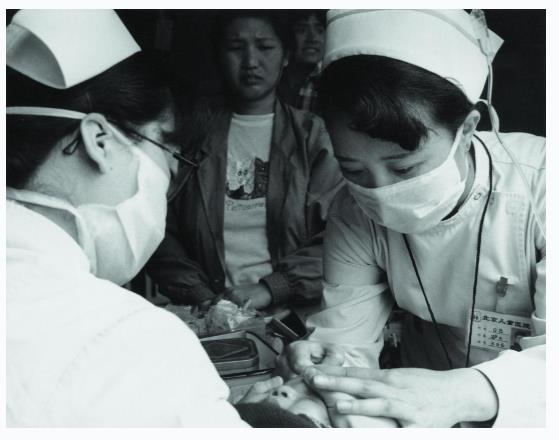 图集整理:冯玄一 2,北京儿童医院的两位护士正在给一个孩子打针
