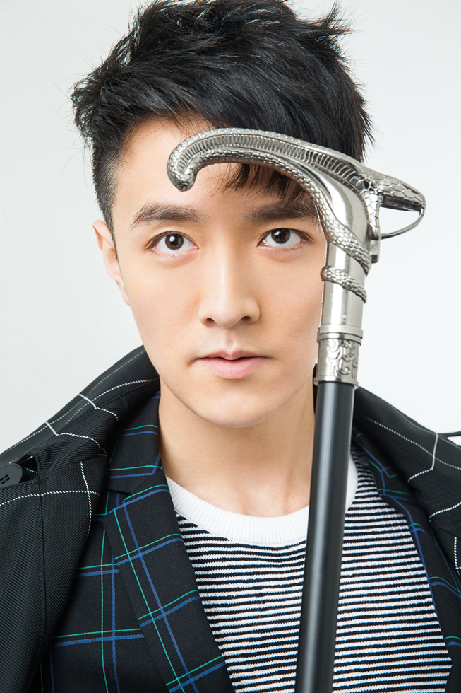 初俊辰示范格西装混搭风 摩登儒雅贵族气息浓