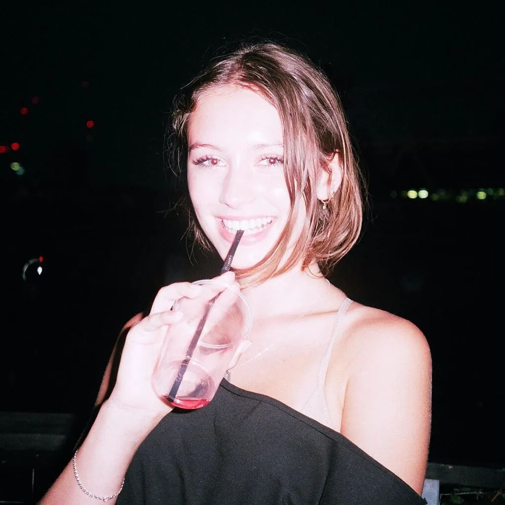 这位颜值一等一的星二代名叫iris law,今年19岁,ig粉丝有27.