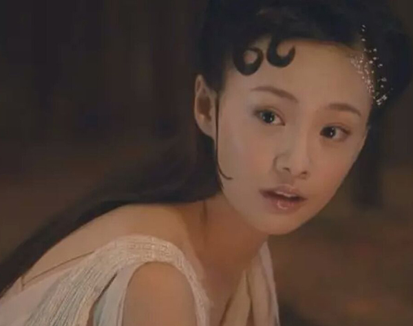 郑爽在电影《画壁》中饰演牡丹仙子 清纯的扮相加上清澈的眼神 虽是