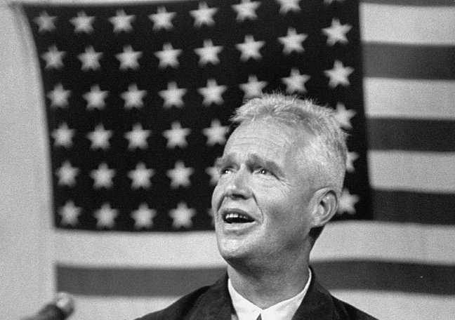 1/ 12 威廉·迪安,美军精锐部队第24师少将师长 在太平洋的战场上几乎