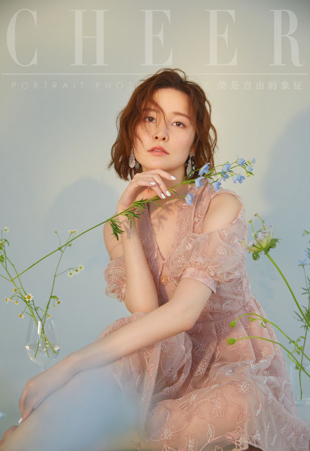 崔心心晒最新时尚封面写真 大长腿逆天灵气性感