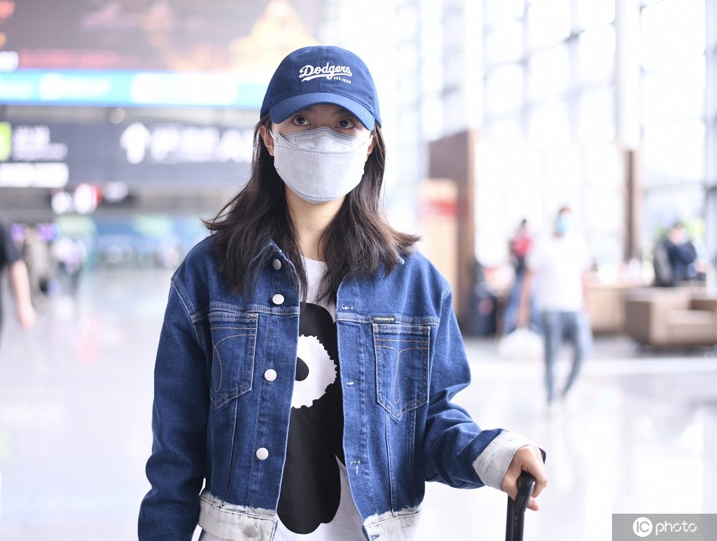 2020年5月25日,上海,赵今麦现身机场.1/6