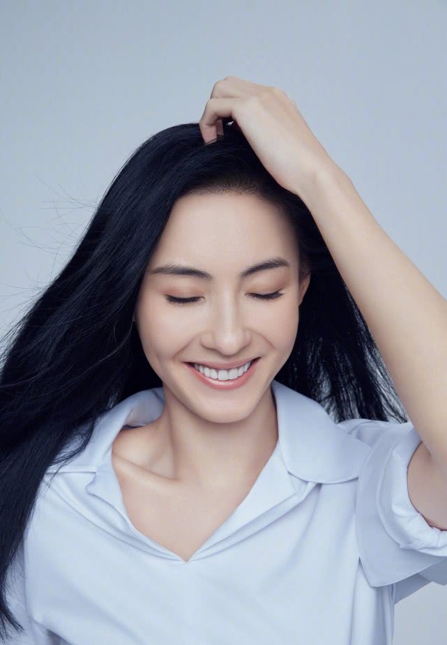 原创张柏芝40岁生日照曝光:穿宫廷领衬衫搭配黑色背带裤,帅气又减龄