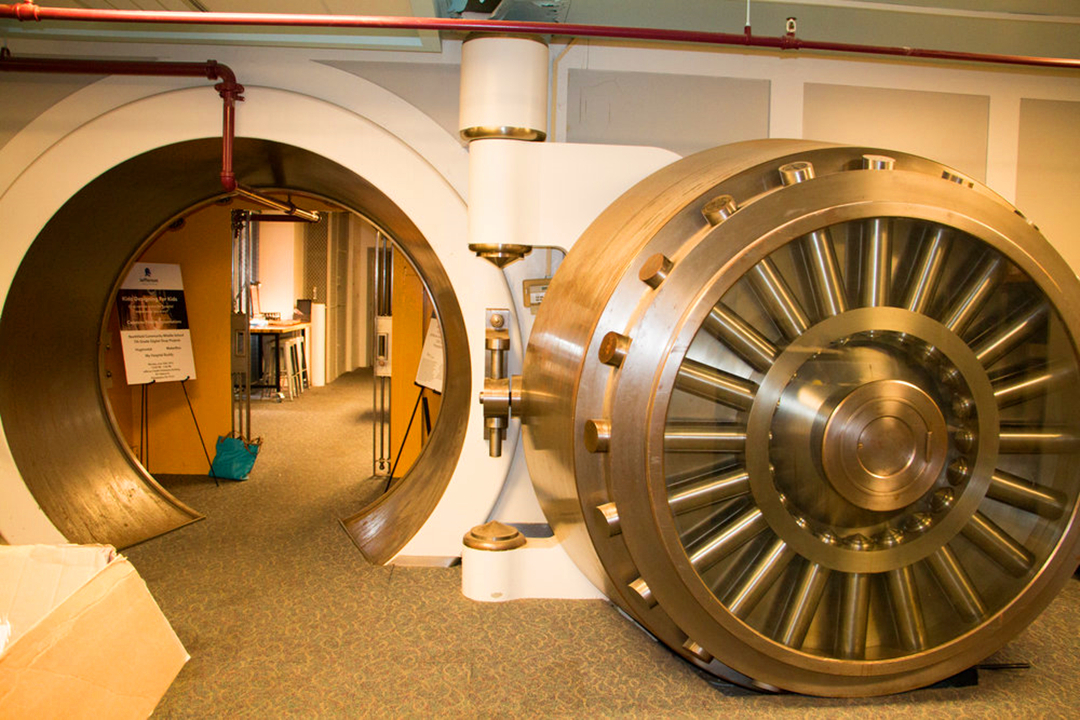 这个地下金库可以说是目前世界上防备最森严的金库,内外都有众多荷枪