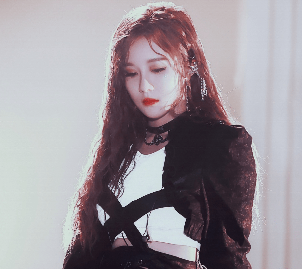 《青2》段艺璇认错人,路人茫然回头太冷漠,立刻道歉粉丝都尴尬